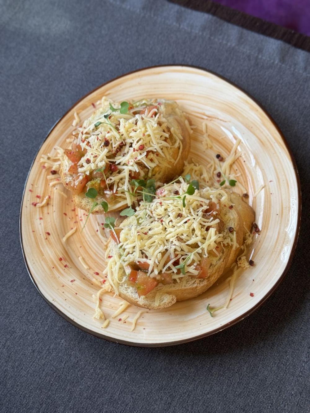 1. Брускетта с томатами и сыром