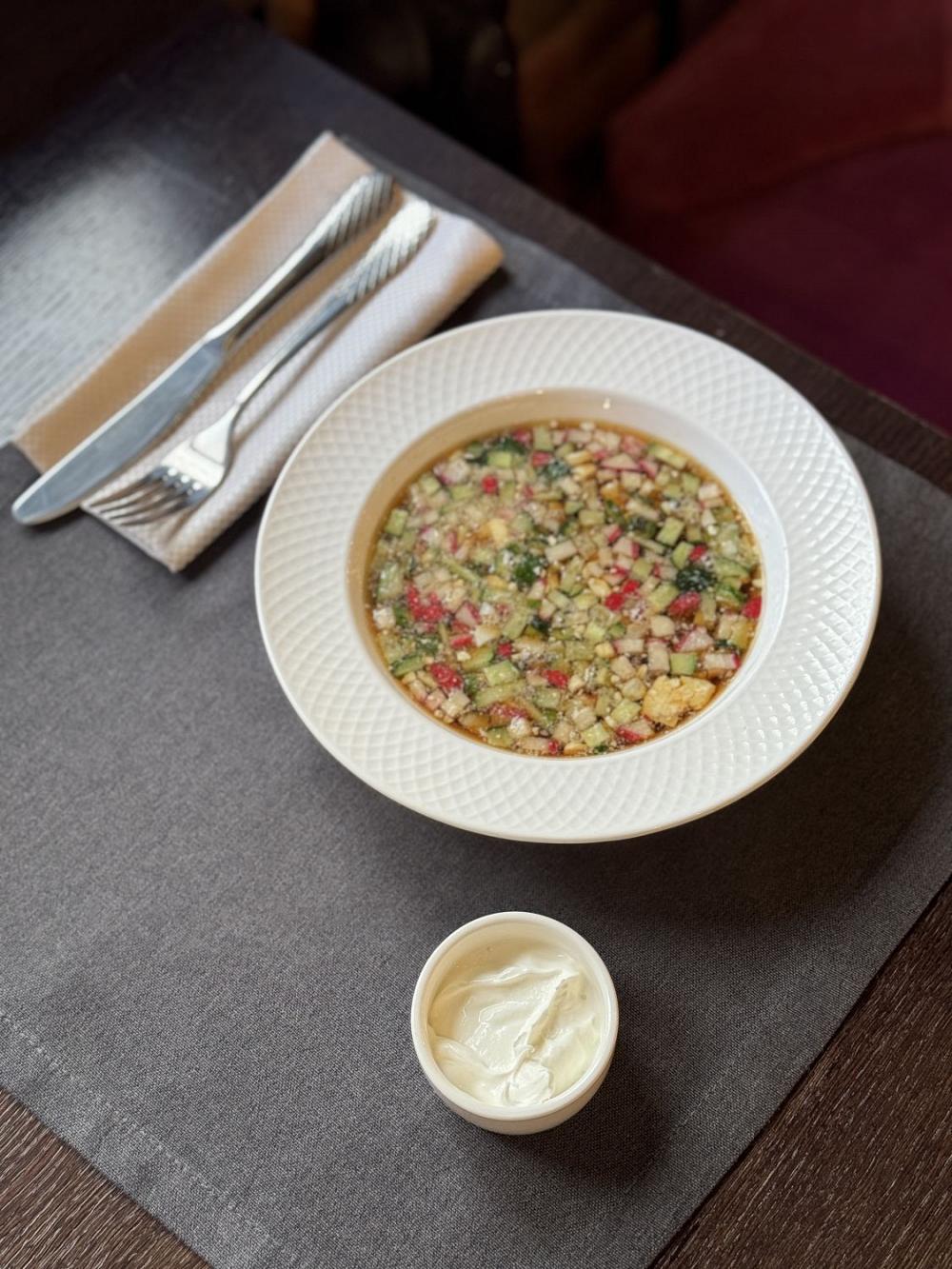 2. Окрошка с куриной грудкой, заправленная пряным квасом