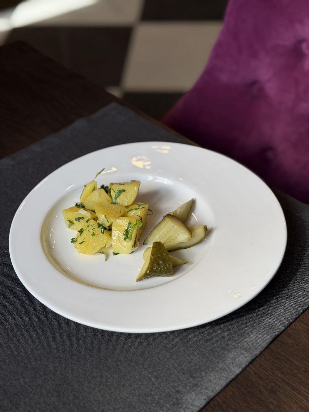 4. Картофель отварной с маринованным огурчиком