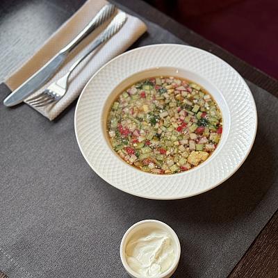 2. Окрошка с куриной грудкой, заправленная пряным квасом