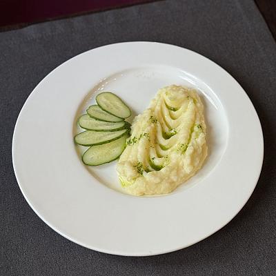 4. Картофельное пюре с соусом песто и свежим огурцом