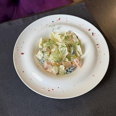 1. Салат с копченой курицей и грушей