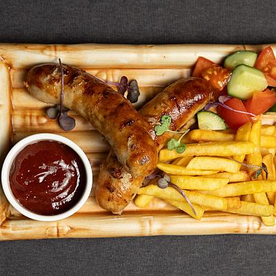 Купаты мясные с соусом барбекю