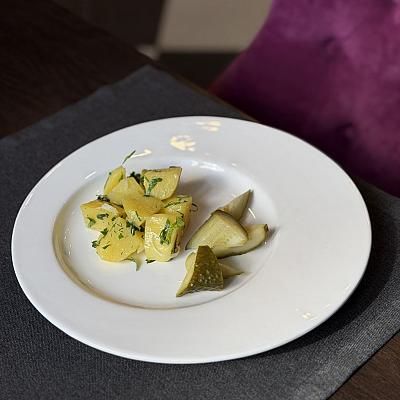 4. Картофель отварной с маринованным огурчиком