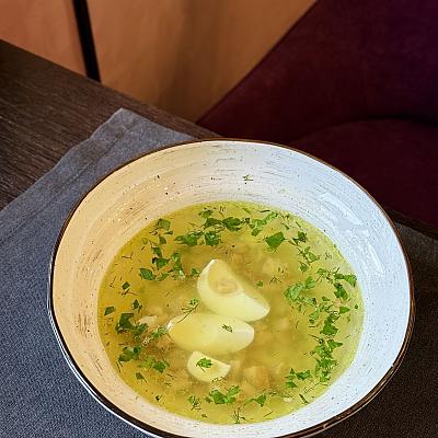2. Бульон с куриным филе, яйцом и зеленью